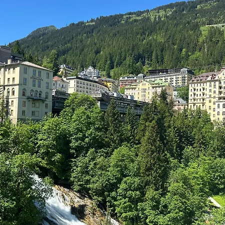 Sophie & Max In شقة *